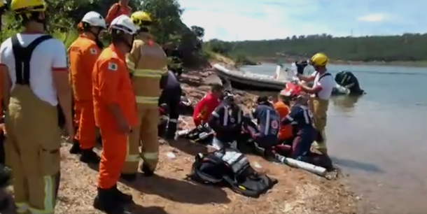 
O auditor Tribunal de Contas da União (TCU) Geraldo Torres Filho, de 40 anos, morreu afogado na manhã desse sábado (21), após mergulhar a uma profundidade de cerca de 30 metros, no Lago Paranoá; Torres Filho estava com quatro cilindros de oxigênio que foram apreendidos pela polícia – assim como todo o material utilizado no mergulho. “Ele utilizava um equipamento que monitorava o trajeto que fez durante o mergulho e também a velocidade que ele submergiu e emergiu. Isso vai nos ajudar a entender o que pode ter acontecido”, disse o delegado

