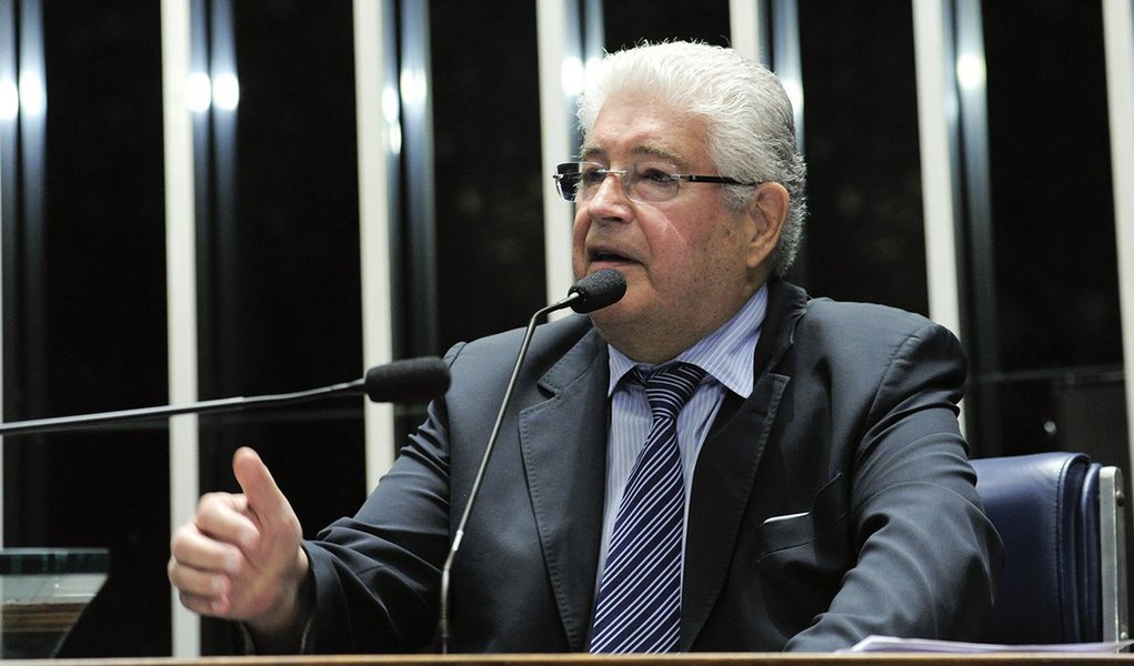 O senador Roberto Requião (PMDB-PR) reuniu sua tropa esta semana e informou que concorrerá ao governo do Paraná em 2018; anunciou, inclusive, medidas que pretende colocar em prática: isenção de ICMS para 100 mil produtos de primeira necessidade, panela cheia, trator solidário e valorização dos 300 mil servidores públicos; o senador, que já foi três vezes governador, afirmou, também, que o maior desafio será refazer o que Beto Richa (PSDB) desmanchou