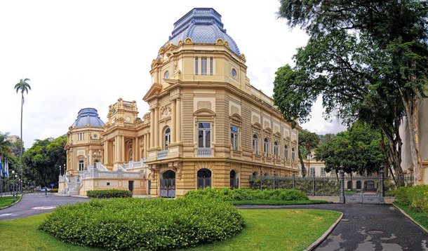 A presidente do STF, ministra Cármen Lúcia, suspendeu a ação cível em que o estado do Rio questiona o bloqueio de recursos pelo governo federal; a ministra atendeu a um pedido da União, que alega haver negociações com o estado sobre essa questão