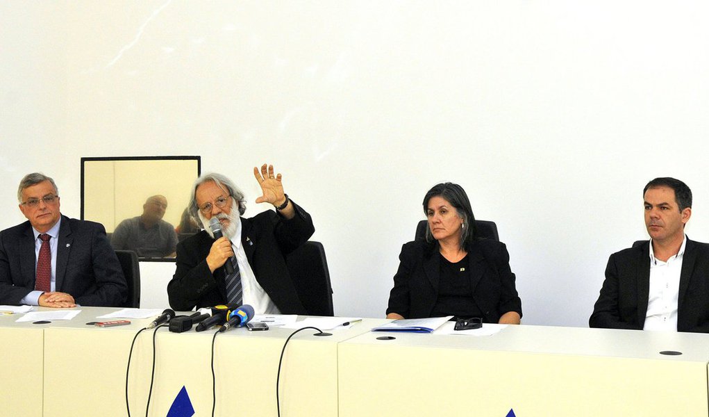 O trecho do Lago Paranoá interditado em novembro ­— das proximidades da Ponte das Garças até a Ponte Honestino Guimarães — volta a ser liberado para pesca e banho; a medida foi anunciada por representantes do governo de Brasília, na sede da Agência Reguladora de Águas, Energia e Saneamento do Distrito Federal (Adasa-DF); após análise de amostras da água, a conclusão é que a mancha verde no reservatório e a morte de peixes foram causadas por poluição difusa