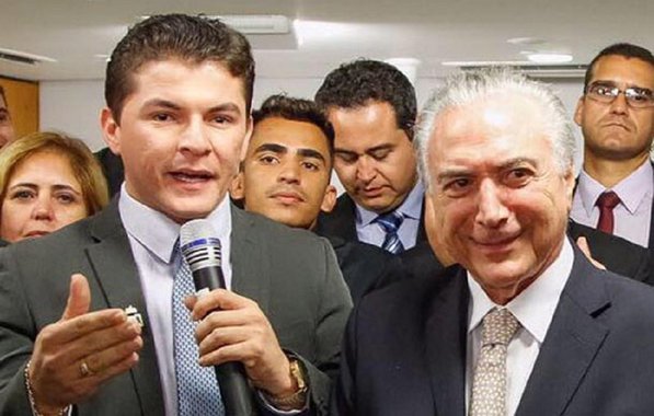 Francisco de Assis Costa Filho, que responde a um processo por improbidade administrativa no município de Pio XII, no Maranhão, mentiu para ser selecionado e participar de um encontro de gestores de juventude ao informar que foi secretário de Cultura e Juventude da capital São Luís, cargos que nunca ocupou; com a informação falsa, ele foi escolhido pela pasta que hoje comanda; no Maranhão, ele é acusado pelo Ministério Público de ser funcionário fantasma, tendo acumulado até seis cargos em quatro meses