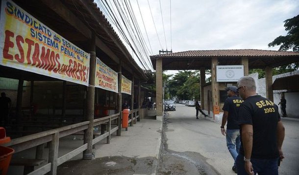 Os servidores penitenciários do estado do Rio de Janeiro encerraram nesta sexta-feira (20) a greve; a paralisação havia sido decretada pelos agentes para se estender até segunda-feira (23); em assembleia extraordinária, eles decidiram atender à liminar do TJ-RJ, que determinou o fim do movimento; a pena pelo descumprimento da decisão do presidente do TJ-RJ, Luiz Fernando Carvalho, seria de R$ 100 mil de multa por dia