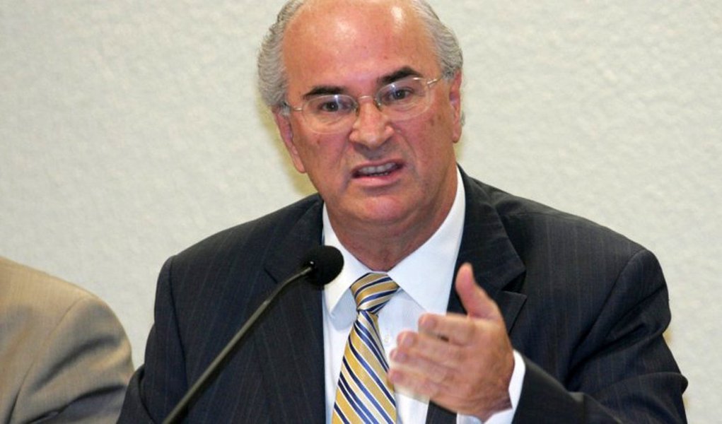 O jornalista Luis Nassif diz que "em novo vazamento seletivo à imprensa, investigadores da Lava Jato afirmam que o advogado Roberto Teixeira, que defende Lula no caso triplex e outros processos, era o responsável pelo pagamento do aluguel de um apartamento vizinho ao que o ex-presidente habita, em São Bernardo do Campo"; ele pontua que reportagem da Folha desta terça (27), priorizando a versão dos investigadores, insinua que Teixeira, "na prática", não pagava o aluguel porque o dinheiro voltava para ele como "compensação por uma assessoria sobre imóveis que ele prestava"