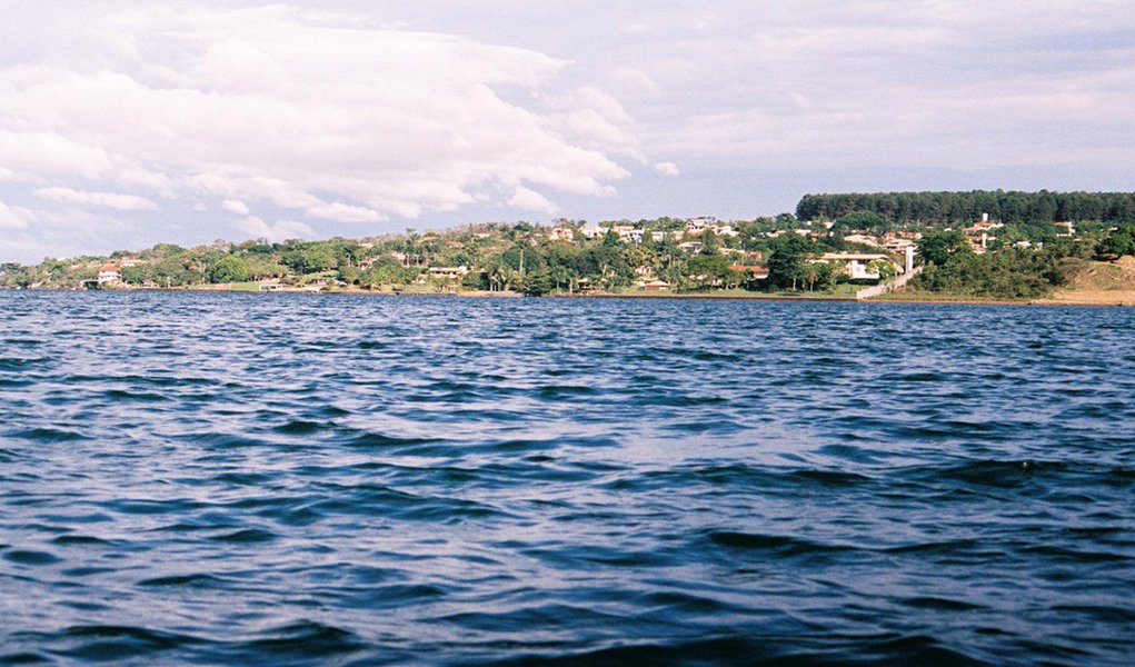 Relatório divulgado pela Agência Reguladora de Águas, Energia, Saneamento Básico do Distrito Federal (Adasa) aponta combinação de causas, naturais e provocadas pela ação humana, que resultou na proliferação de cianobactérias e na consequente interdição de 5,5% da área do Lago Paranoá para o banho e a pesca; as conclusões da investigação que reuniu técnicos de quatro instituições mostram a condição de fragilidade do corpo d’água que é o centro de uma bacia hidrográfica com 1004,7 quilômetros quadrados, ou 17% da área que abriga os 3 milhões dos habitantes do Distrito Federal
 
 
