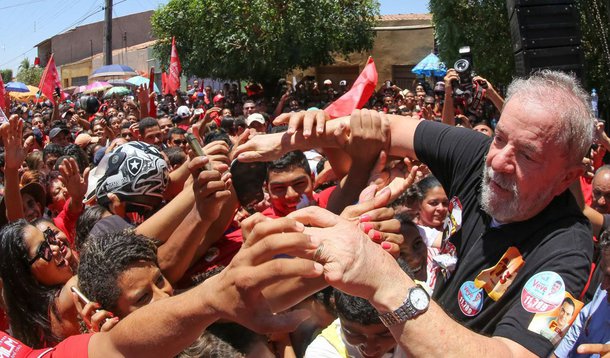 "O ano passado foi certamente um dos mais tristes da vida política do Lula. Sua fisionomia, saindo com a Dilma do Palácio do Planalto, era a cara de tristeza de todos nós. Mais ainda dele, com a consciência plena de que o que estava em jogo não era apenas a democracia, mas o destino dos milhões e milhões de brasileiros que haviam melhorado tanto de vida desde que ele tinha assumido a presidência do Brasil", escreve o sociólogo e cientista político Emir Sader em novo artigo no 247, justificando a candidatura de Lula em 2018; "Quando as ofensivas da direita começavam a demonstrar sua vontade de terminar com os governos do PT de qualquer maneira, Lula começou a dizer que só voltaria a ser candidato se houvesse o risco da direita voltar ao poder", reflete Emir