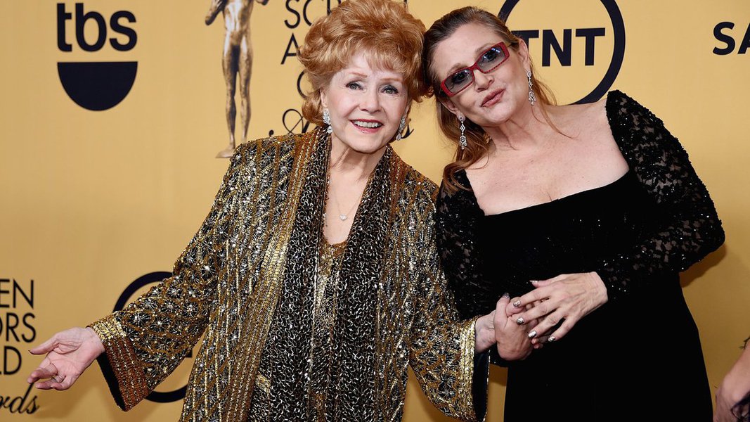 Pouco mais de 24 horas após perder a filha, a atriz Carrie Fisher, faleceu no fim da noite desta quarta-feira (28) a artista Debbie Reynolds, aos 84 anos, vítima de um derrame; seu filho Tedd Fisher informou a notícia da morte da mãe e destacou que o estresse pela perda da filha foi "demais" para Reynolds; de acordo com o filho da estrela, a mãe afirmou que "queria estar com Carrie" ao ser internada nesta quarta após passar mal na casa do filho, em Beverly Hills, ao debater os detalhes do funeral da filha