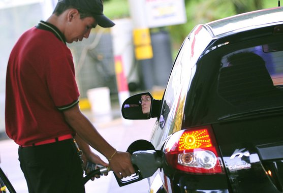 Segundo a Agência Nacional do Petróleo (ANP), os preços da gasolina e do diesel vendidos nos postos do Brasil subiram pela terceira semana consecutiva, depois que a Petrobras, presidida por Pedro Parente, elevou no início do mês os preços nas refinarias; entre 18 e 24 de dezembro, a gasolina na bomba subiu 0,45 por cento, para 3,759 reais/litros em média, após ter avançado 1,38 por cento na semana anterior