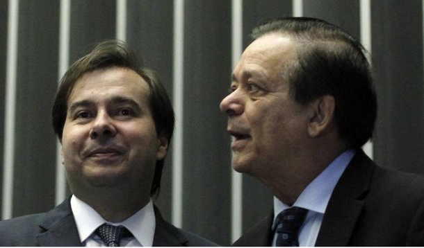 Na reta final da disputa pelo comando da Câmara, os candidatos à presidência da Casa percorrem o país atrás de votos de deputados usando dinheiro do partido, do próprio bolso e de vaquinha de colegas da Casa. Um deles viaja com avião que diz ter sido "emprestado"; quase todos, no entanto, resistem a revelar detalhes das despesas até agora; como a disputa não segue a legislação eleitoral, eles não são obrigados a prestar contas do gasto