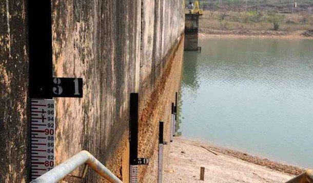 O professor da Universidade de Brasília (UnB) Mario Diniz de Araújo Neto, especialista em assuntos hídricos, disse que a educação é a chave para evitar a crise hídrica no Distrito Federal (DF); "Não adianta multar, aumentar a conta, as pessoas se ajustam. É fundamental começar com a questão da educação na escola, tanto na rede pública quanto privada; a criança tem um poder muito grande de sensibilizar os adultos e será o adulto de amanhã", acrescentou; pela primeira vez no DF, começa nesta terça-feira (17) um sistema de racionamento de água, que vai afetar 1,8 milhão de habitantes