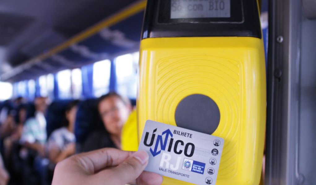 A Justiça do Rio de Janeiro decidiu suspender o reajuste de R$ 0,55 do Bilhete Único Intermunicipal, que entraria em vigor em 13 de fevereiro/ o valor da tarifa já havia subido de R$ 6,50 para R$ 8 em 1º de janeiro deste ano, por meio de lei estadual sancionada em dezembro do ano passado; no entanto, 12 dias depois o governo estadual estabeleceu, por meio de decreto do Poder Executivo, que o Bilhete Único subiria para R$ 8,55 a partir de 13 de fevereiro