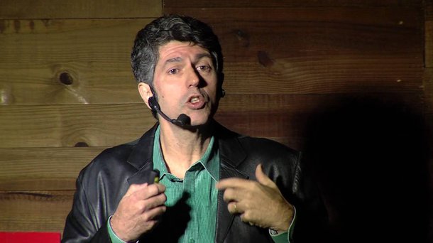 Cantor e compositor Leoni criticou a proposta do governo de Michel Temer que pretende salvar as operadoras de telefonia, principalmente a Oi; "Sabe aquele país quebrado com um rombo de R$ 73 bilhões na Previdência e que, por isso, que te fazer trabalhar até morrer? Sabe aquele país quebrado que congelou os gastos em Saúde e Educação por 20 anos, em prol do 'equilíbrio das contas'? Então... vai DAR R$ 105 bilhões do nosso dinheiro às empresas de telecomunicações. Ficam claras as prioridades desse governo", afirmou