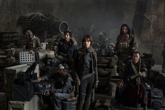 Os filmes "Rogue One: Uma História Star Wars" e "Sing - Quem Canta Seus Males Espanta" atraíram grandes públicos às salas de cinema dos Estados Unidos no fim de semana de Ano Novo, resultando em grandes arrecadações de bilheterias e despedindo-se de 2016 em grande estilo; a nova história da saga "Star Wars" liderou as bilheterias pelo terceiro fim de semana seguido, com quase 50 milhões de dólares, e uma projeção de 64 milhões incluindo esta segunda-feira, dia de feriado