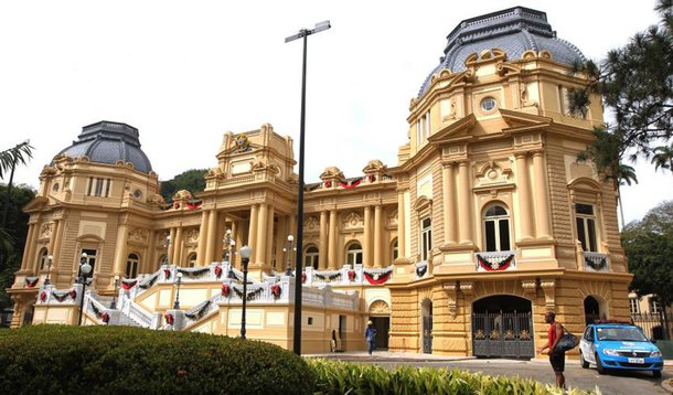 Governo fluminense espera fechar até semana que vem um empréstimo de até R$ 20 bilhões com um pool de bancos, avalizado pelo Tesouro Nacional, para tentar superar a maior crise financeira da história do Estado; além do empréstimo, o Rio de Janeiro pleiteia ficar livre do pagamento do serviço da dívida com a União por três anos, o que envolveria os R$ 6 bilhões  referentes ao ano passado, R$ 7 bilhões deste ano e outros R$ 9 bilhões 2018; Tesouro não deverá emprestar recursos, mas atuará como um fiador, assumindo o risco da operação