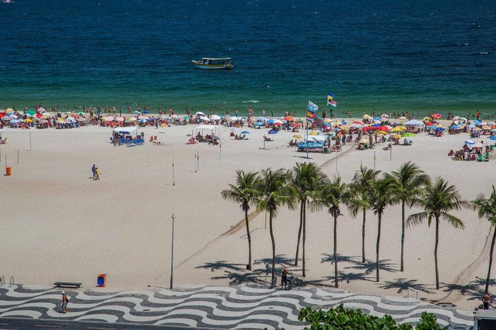 Com termômetros marcando mais de 42 graus, a cidade do Rio de Janeiro teve nesta terça-feira o dia mais quente do ano; segundo o Alerta Rio, serviço de meteorologia da prefeitura, a temperatura em Guaratiba, bairro da zona oeste da cidade, era de 42,3° por volta das 13h15, a mais alta registrada ao longo de 2016; a sensação térmica chegou a 47,7° em Guaratiba