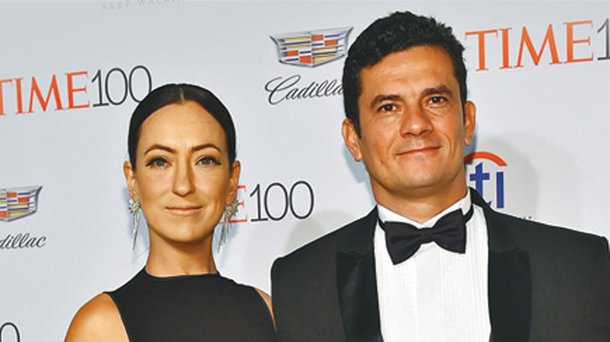 Segundo o jornalista Esmael Morais, do Paraná, a esposa do juiz Sérgio Moro, da Lava Jato, Rosangela Wolff Moro, já se mudou da capital paranaense, Curitiba, para os Estados Unidos por "motivos de segurança"; o magistrado já conseguiu licença de um ano na Universidade Federal do Paraná, onde leciona Direito Processual Penal, para morar e estudar nos EUA depois do fim da operação