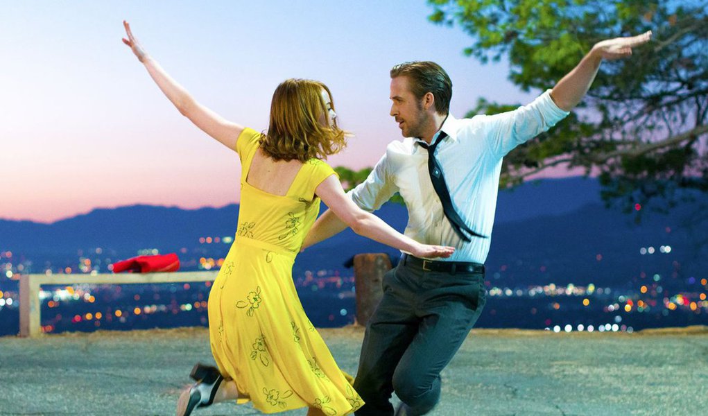 "La La Land: Cantando Estações", um musical contemporâneo sobre uma história de amor de dois artistas em dificuldades em Los Angeles, consolidou o status de favorito da temporada de premiações de Hollywood ao ter o maior número de indicações para os prêmios do Critics' Choice Awards e ser considerado melhor filme pelos críticos de cinema de Nova York; "La La Land" teve 12 indicações no Critics' Choice Awards