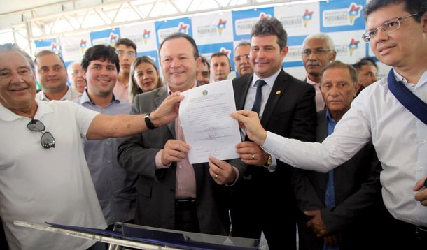 Ao lado do ministro dos Transportes, Portos e Aviação Civil, Maurício Quintella, e comitiva de autoridades, O governador em exercício, Carlos Brandão, visitou obras estruturais, como a BR 135, apresentou as instalações do Porto do Itaqui e participou da assinatura da ordem de serviço que vai possibilitar o asfaltamento de 100 km da BR 226; o ministro ressaltou que a BR 135 é a principal obra do Estado, do ponto de vista viário, que estava paralisada e o Governo Federal priorizou, por reivindicação da bancada federal do Maranhão e do próprio governo estadual; para continuidade dos serviços estão garantidos recursos na ordem de R$ 180 milhões, originados de emenda parlamentar e parte da União 