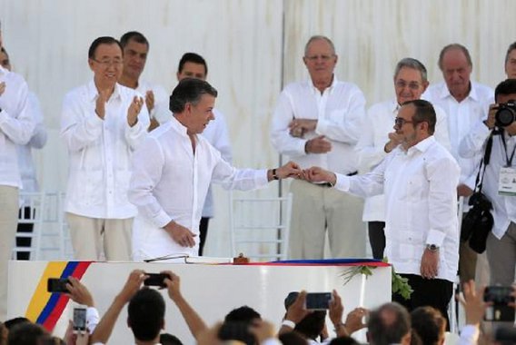 O Congresso colombiano aprovou na noite de quarta-feria (28) uma lei de anistia para "crimes menores" cometidos por membros das Forças Armadas Revolucionárias da Colômbia (Farc); a medida foi aprovada no Senado por 69 votos a favor e nenhum contra e na Câmara dos Representantes por 121 votos favoráveis e nenhum contrário