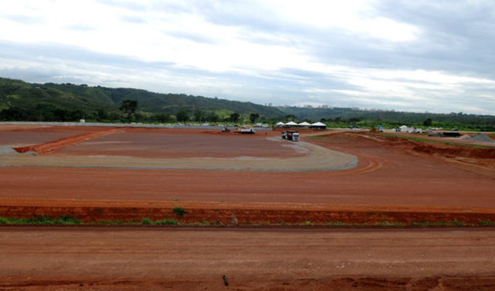 Distrito Federal deu um importante passo na gestão de resíduos; entrou em operação o Aterro Sanitário de Brasília, espaço projetado para comportar 8,13 milhões de toneladas de rejeitos (materiais não reutilizáveis) e, com isso, ter vida útil de aproximadamente 13 anos; retomada em 2015, a construção ocorre gradativamente em quatro etapas; a primeira tem 110 mil m², divididos em quatro células de aterramento; uma delas, de 44 mil m², começou a funcionar, com o primeiro carregamento de rejeitos depositado no local.