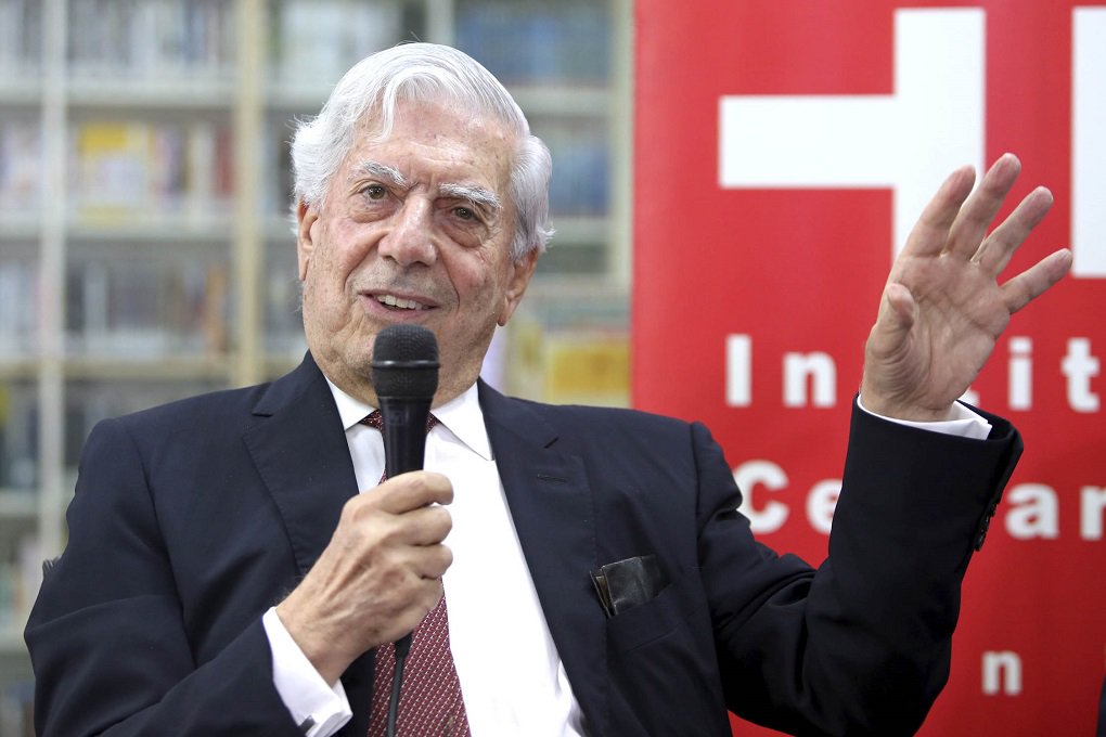 O escritor peruano Mario Vargas Llosa, comentou a morte do líder cubano Fidel Castro; “Espero que esta morte inicie em Cuba um período de apertura, de tolerância, de democratização. Ele disse que história o absolverá. Eu estou seguro de que a história não absolverá Fidel", disse Llosa, que no século passado era entusiasta das revoluções na América Latina