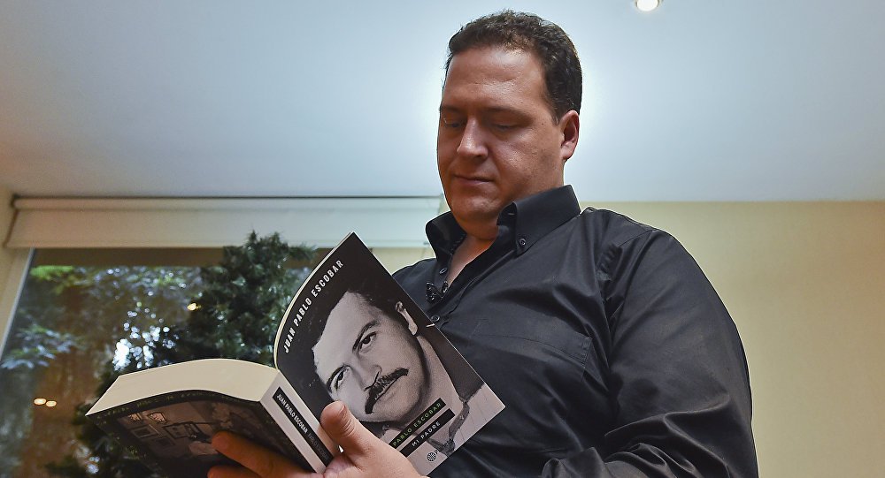 A morte do maior narcotraficante da história não se deve ao mérito de seus inimigos, mas a uma decisão do próprio Pablo Escobar, que decidiu acabar com a própria vida, garantiu em entrevista exclusiva à RT o filho do lendário criminoso colombiano, Juan Pablo Escobar; segundo ele, a versão oficial de que seu pai foi executado pelas autoridades da Colômbia em cooperação com a CIA e o órgão para combate às drogas dos EUA (DEA – na sigla em inglês) é falsa. A morte de Escobar teria sido, na verdade, uma forma de suicídio
