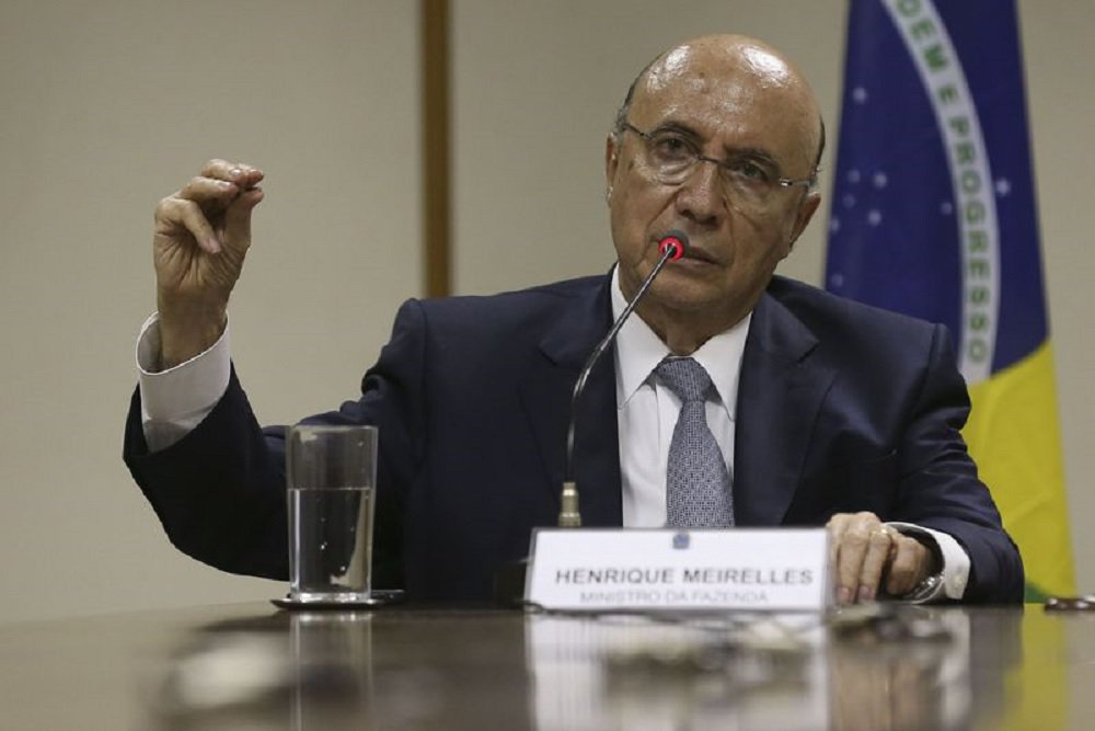 O ministro da Fazenda, Henrique Meirelles, disse nesta sexta-feira que o governo não tem previsão de anúncio de ajuda federal a estados em situação fiscal crítica, como Rio de Janeiro e Minas Gerais, que decretaram calamidade financeira; "Não temos ainda uma data específica para isso, porque eles estão enfrentando um problema sério, mas a União também, portanto devemos priorizar", disse Meirelles; segundo ele, no momento não há "nenhum caminho jurídico que permita adiar o pagamento da dívida dos estados em crise com a União"