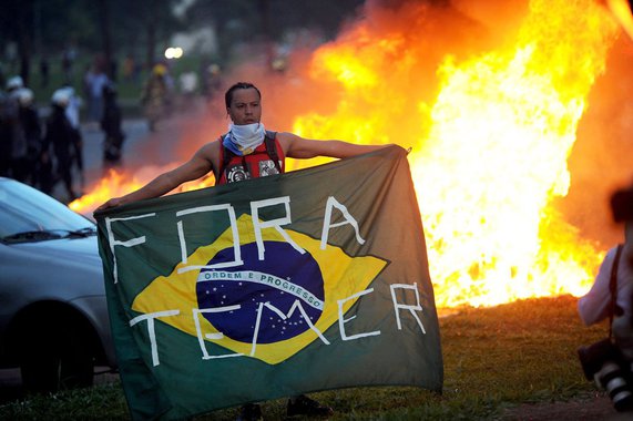 "Quebradas as regras da democracia, imaginava-se que seria possível, como num passe de mágica, resgatar a confiança e fazer com que a economia brasileira voltasse a crescer. O resultado está aí: uma economia arruinada e um país sem qualquer credibilidade interna e externa, com manifestações sendo duramente reprimidas, como ocorreu em Brasília na semana passada, e uma incompreensão internacional sobre o que fez com que o Brasil, antes respeitado e admirado, se transformasse novamente num país quebrado e sem auto-estima", diz o colunista Leonardo Attuch, editor do 247; "A grande questão, agora, é: será possível promover um pacto democrático ou o caminho será a destruição total em que todos, inclusive a democracia, morrerão no final?"