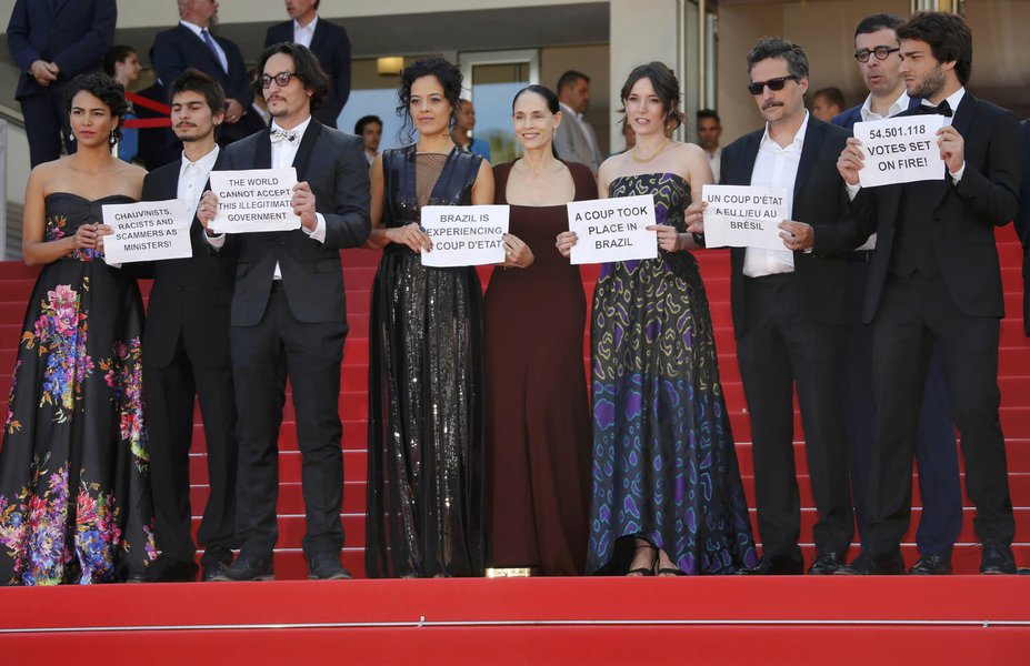 Após ser excluído do Oscar pelo governo golpista, por retaliação em função da manifestação dos atores contra o impeachment da presidente Dilma, durante a abertura do Festival de Cannes, o filme "Aquarius", de Kleber Mendonça Filho, acaba de ser indicado ao César, o Oscar francês, para concorrer na categoria de melhor filme estrangeiro; longa concorre com filmes como "Eu, Daniel Blake", "Manchester à Beira-Mar", "Bacalaureat", "A Garota sem Nome" e "É Apenas o Fim do Mundo"