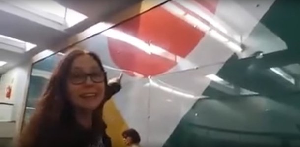 Ainda repercute nas redes sociais, com milhares de memes e gozações, o vídeo da mulher que afirmou que a bandeira do Brasil estava sendo associada a um símbolo comunista ao se deparar com um painel, com as bandeiras do Brasil e do Japão, que homenageia a cultura nipônica no país; nesta sexta (18), a “patriota” – como ela mesma se denomina -, gravou um novo vídeo em que comemora a invasão ao Congresso e dá explicações sobre a confusão que fez dias antes em relação à bandeira