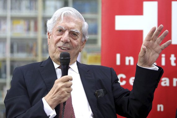 O escritor peruano Mario Vargas Llosa, comentou a morte do líder cubano Fidel Castro; “Espero que esta morte inicie em Cuba um período de apertura, de tolerância, de democratização. Ele disse que história o absolverá. Eu estou seguro de que a história não absolverá Fidel", disse Llosa, que no século passado era entusiasta das revoluções na América Latina