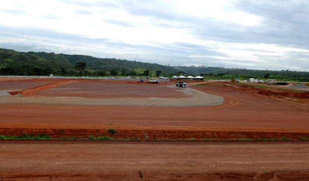 Distrito Federal deu um importante passo na gestão de resíduos; entrou em operação o Aterro Sanitário de Brasília, espaço projetado para comportar 8,13 milhões de toneladas de rejeitos (materiais não reutilizáveis) e, com isso, ter vida útil de aproximadamente 13 anos; retomada em 2015, a construção ocorre gradativamente em quatro etapas; a primeira tem 110 mil m², divididos em quatro células de aterramento; uma delas, de 44 mil m², começou a funcionar, com o primeiro carregamento de rejeitos depositado no local.