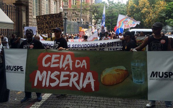 Servidores do estado do Rio de Janeiro realizam um protesto na Zona Sul do Rio, contra o não pagamento dos salários e do décimo-terceiro; o salário de novembro dos servidores do estado foi parcelado em nove vezes e as duas parcelas que seriam pagas até o fim do ano foram suspensas devido a um novo bloqueio nas contas do estado