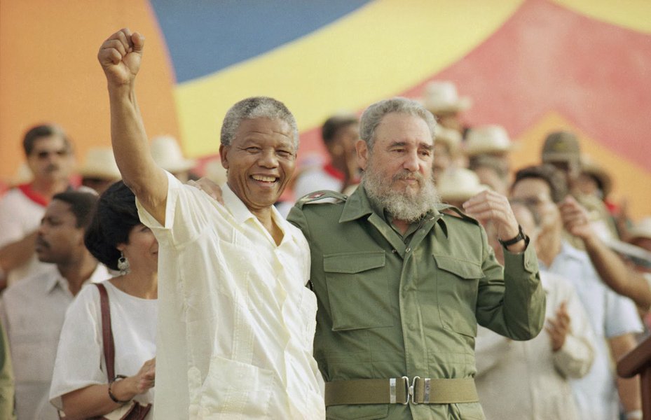 Num dos trechos de sua entrevista exclusiva ao 247, o escritor Fernando Morais, profundo conhecedor da história cubana, destaca um capítulo pouco conhecido da história de Fidel Castro: o seu laço com o líder sul-africano Nelson Mandela; Morais destaca o papel fundamental que Cuba teve na guerra de Angola e afirma que, sem os soldados cubanos, a história da África seria diferente e Mandela teria sido assassinado – o que o próprio líder da luta contra o apartheid reconhece; vídeo