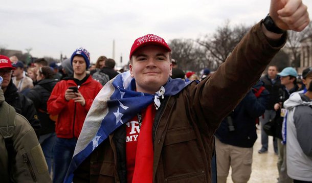 “Ele proibirá a entrada aos portadores de green card”, declarou a porta-voz do órgão, Gillian Christensen, em resposta a um e-mail da agência Reuters, medida que foi comemorada por setores conservadores e xenófobos da sociedade norte-americana