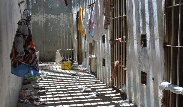 Representantes das empresas que fornecem diariamente alimentação ao sistema prisional do estado do Rio anunciaram a possibilidade de interrupção do serviço para os presídios fluminense, caso o governo não quite as dívidas com o setor; “Por força do atraso de mais de oito meses nos pagamentos, já não conseguimos mais suportar o peso da inadimplência que se avoluma mês a mês”, diz carta pública endereçada ao governador do estado do Rio de Janeiro, Fernando Pezão, e ao secretário de estado de Administração Penitenciária, coronel Erir Ribeiro Costa Filho