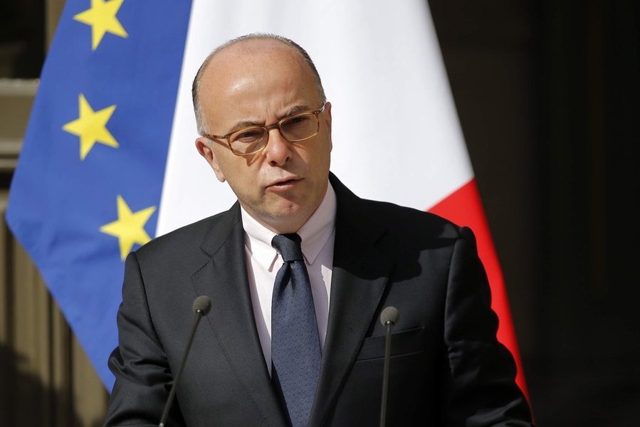 Bernard Cazeneuve foi nomeado nesta terça-feira, 6, primeiro-ministro da França em substituição a Manuel Valls, que se demitiu do cargo para concorrer às primárias do Partido Socialista, visando à eleição presidencial de abril-maio de 2017; ele estava à frente do Ministério do Interior desde 2014, onde substituiu Valls e enfrentou a onda de atentados terroristas; presidente François Hollande encarregou Cazeneuve de formar um novo governo, como estabelece o protocolo, segundo comunicado do Palácio do Eliseu
