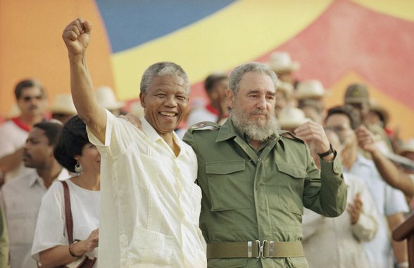 Num dos trechos de sua entrevista exclusiva ao 247, o escritor Fernando Morais, profundo conhecedor da história cubana, destaca um capítulo pouco conhecido da história de Fidel Castro: o seu laço com o líder sul-africano Nelson Mandela; Morais destaca o papel fundamental que Cuba teve na guerra de Angola e afirma que, sem os soldados cubanos, a história da África seria diferente e Mandela teria sido assassinado – o que o próprio líder da luta contra o apartheid reconhece; vídeo