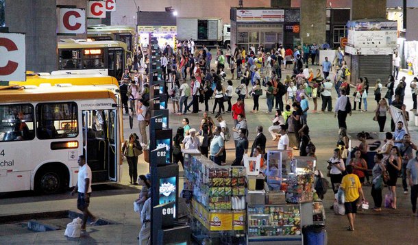 O sistema de transporte público coletivo do Distrito Federal passará por uma avaliação criteriosa a partir das próximas semanas; foi publicada no Diário Oficial do Distrito Federal a dispensa de licitação para contratar a instituição que fará o processo, com duração de seis meses; serão estudados os contratos e a atuação das cinco empresas ganhadoras da licitação, feita em 2011, que dividiu o atendimento do transporte coletivo em bacias