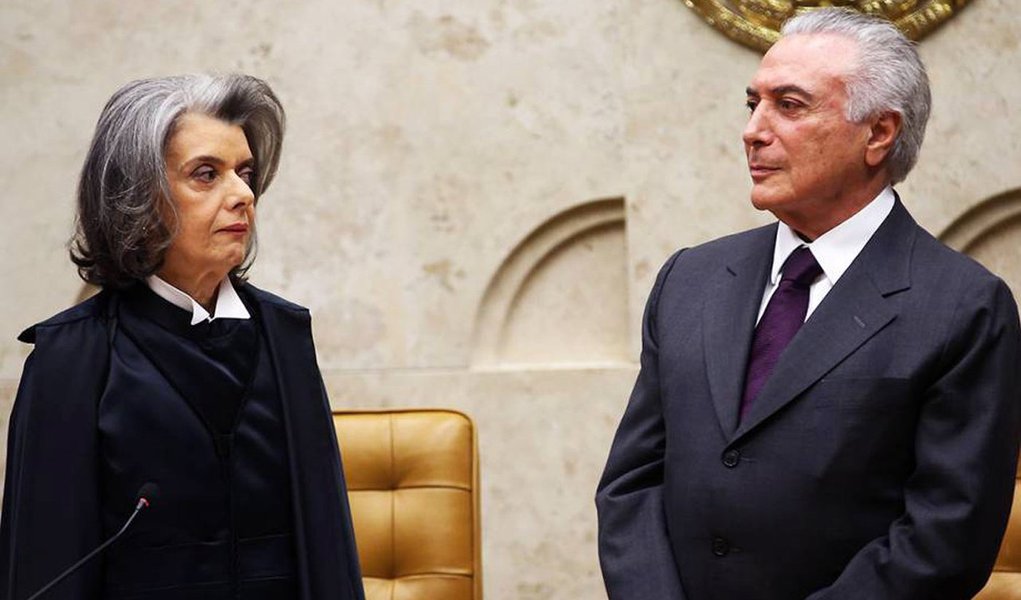 Jornalista Fernando Brito, do Tijolaço, diz que a morte do ministro Teori Zavascki criou um clima de "quem saca mais rápido", entre a presidente do STF e Michel Temer, sobre o futuro da relatoria da Lava Jato; "Carmem Lúcia tem de encontrar apoio interno para uma decisão de redistribuição imediata do caso entre os atuais ministros da Corte, antes que Temer torne pública a sua indicação para a cadeira que pertencia a Teori", diz; já para Temer, é preciso que ele dê garantias ao grupo de senadores – e o grupo é grande – envolvido na Lava Jato de que o novo ministro será "camarada"