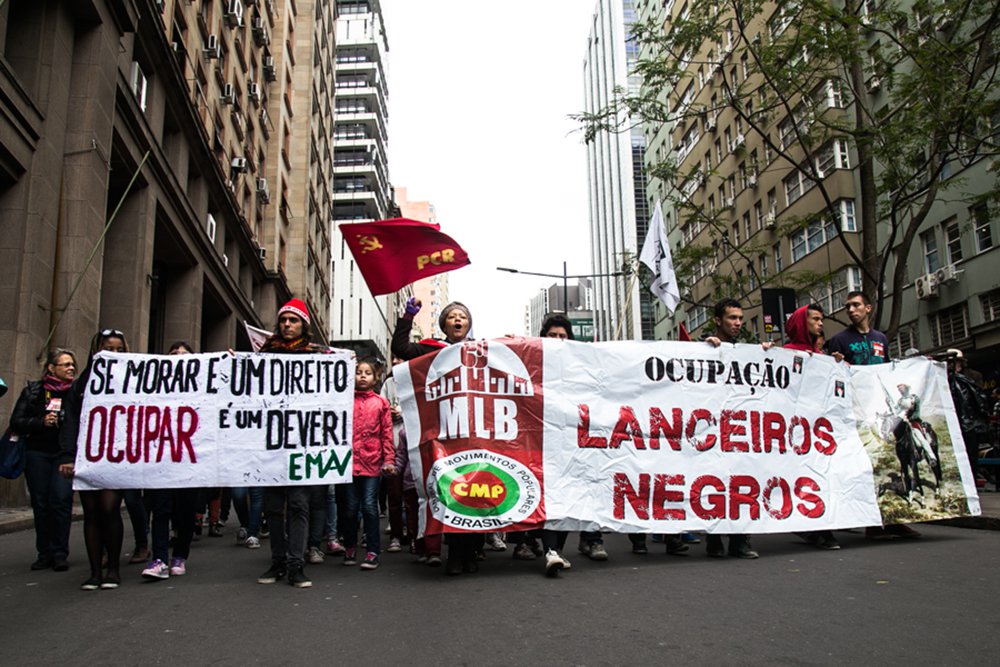 08/09/2016 - PORTO ALEGRE, RS - Moradores da Ocupação Lanceiros Negros realizam caminhada em direção à Prefeitura de Porto Alegre para exigir que as famílias não sejam colocadas na rua. Foto: Maia Rubim/Sul21