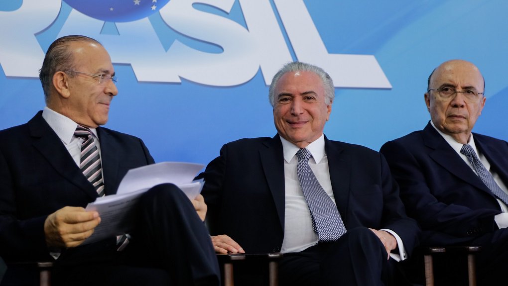 (Bra) l Temer acompanhado do Ministro-chefe da Casa Civil, Eliseu Padilha e do Ministro da Fazenda, Henrique Meirelles durante Cerimônia de assinatura de MP com Medidas do Programa de Manutenção e Geração de Empregos. Foto: Marcos Corrêa/PR