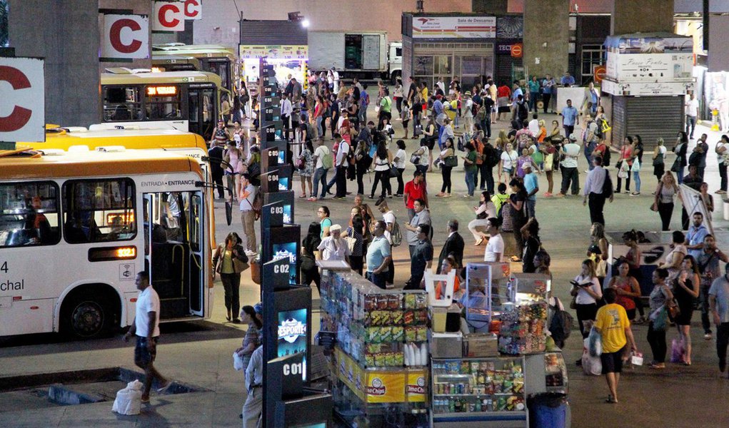 O sistema de transporte público coletivo do Distrito Federal passará por uma avaliação criteriosa a partir das próximas semanas; foi publicada no Diário Oficial do Distrito Federal a dispensa de licitação para contratar a instituição que fará o processo, com duração de seis meses; serão estudados os contratos e a atuação das cinco empresas ganhadoras da licitação, feita em 2011, que dividiu o atendimento do transporte coletivo em bacias
