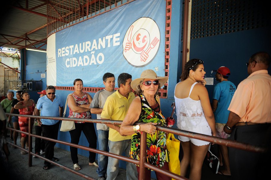 O pacote de cortes do governo de Luiz Fernando Pezão (PMDB), no Rio, prevê a extinção do programa Restaurante Cidadão, o que renderá aos cofres do Estado a economia de R$ 56,8 milhões anuais; o valor, no entanto, é menor do que teria sido embolsado em propina na reconstrução do Maracanã para a Copa de 2014, que foi de R$ 60 milhões de recursos públicos. É o que afirmaram antigos executivos da Odebrecht e da Andrade Gutierrez; "Se os denunciantes da Andrade Gutierrez e da Odebrecht falam a verdade, a propina do Maracanã seria suficiente para bancar um ano de refeições nos restaurantes populares. Com direito a um troco gordo", ressalta o jornalista Mário Magalhães