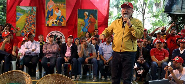 "Estamos na hora de construir alguma coisa mais sólida, não é partido, não é entidade, é um movimento. O que de melhor fizemos foram as Diretas Já. Mas agora precisamos criar um movimento para restabelecer a democracia neste país", disse o ex-presidente Lula ontem ao visitar a escola do MST invadida pela polícia, lembra a colunista Tereza Cruvinel; "O diagnóstico também parece claro. Sem unidade, a restauração conservadora continuará se impondo e a reversão será mais difícil. Resta mesmo saber se o conjunto da esquerda está pronto para um momento que exige lucidez e generosidade,  em que os interesses imediatos, inclusive os eleitorais para 2018, fiquem em segundo plano"