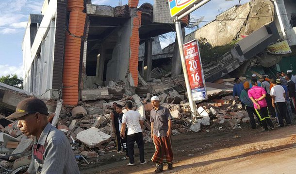 Um forte terremoto atingiu nesta quarta-feira, 7, a província de Aceh, no norte da Indonésia, deixando ao menos 97 mortos, informou a agência nacional de resposta a desastres; equipes de resgate realizavam buscas por sobreviventes nos destroços de dezenas de prédios que desabaram; tremor foi de magnitude 6,5 na escala Richter