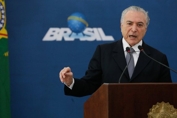 No comunicado divulgado ontem pelo porta-voz do Planalto, "Michel Temer acabou confessando pelo menos dois crimes tipificados no Título XI [Dos Crimes Contra a Administração Pública] do Código Penal brasileiro", escreve o colunista Jeferson Miola, citando os crimes de advocacia administrativa e tráfico de influência; "O governo golpista Michel Temer chegou ao fim da linha; está inviabilizado e desmoralizado. Em média, um ministro cai por mês por corrupção, e quase todos os remanescentes são citados e implicados em denúncias de corrupção, porém protegidos pela seletividade da Lava Jato, do MP e do Judiciário", afirma; para Miola, "o único caminho para Temer é o da renúncia, abrindo espaço para a realização de eleições diretas já"; leia a íntegra do artigo