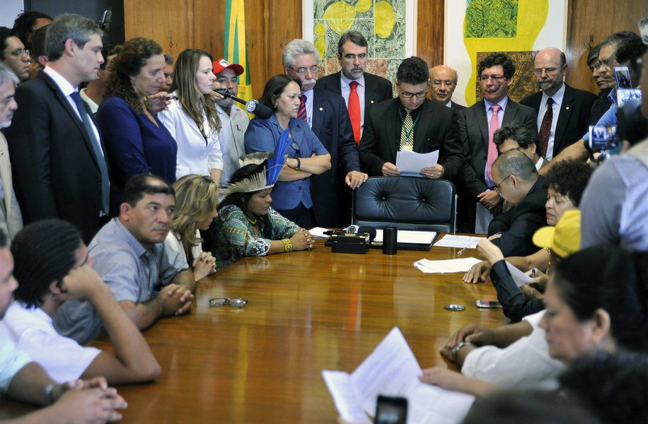 Se avolumam os pedidos de impeachment do ilegítimo Michel Temer (PMDB). Nesta quinta (8), organizações da sociedade civil como MST, CUT, UNE, MTST, entre outras, além de juristas e intelectuais, protocolaram mais um pedido de impedimento com base em crime de responsabilidade