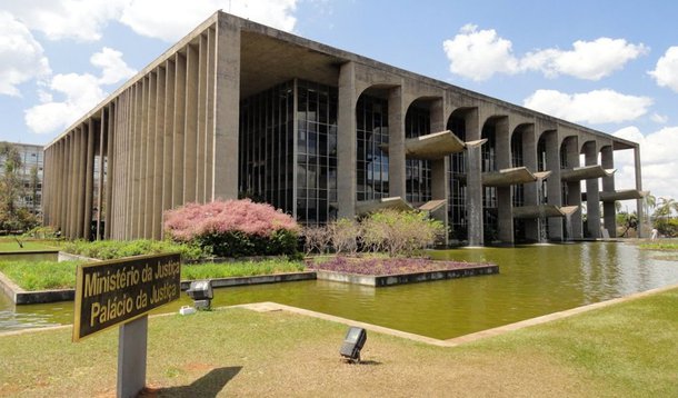 O Ministério da Justiça anunciou que a obra do presídio federal do Distrito Federal será concluída em outubro; a unidade deveria ter sido entregue em dezembro de 2014; de acordo com o ministério, o atraso de quase três anos ocorreu porque a construtora que venceu a licitação faliu e abandonou a obra; o governo federal mantém quatro penitenciárias pelo país: em Catanduvas (PR), Campo Grande, Porto Velho e Mossoró (RN); além da unidade do DF, na semana passada, o ministério anunciou a construção de mais cinco presídios federais