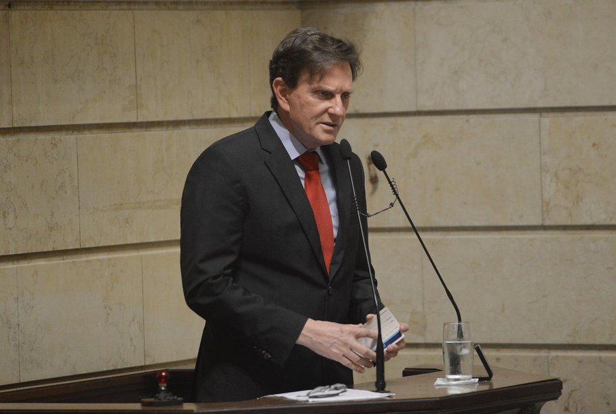 Novo prefeito do Rio, Marcelo Crivella (PRB) disse neste domingo que não vai estabelecer uma contribuição para os servidores aposentados do município ao PreviRio, que ganham acima do teto do INSS, embora haja recomendação do Tribunal de Contas do Município e da Procuradoria-Geral do Município neste sentido; "Não é a minha intenção fazer isso. A minha intenção é capitalizar o fundo. Como vou fazer isso? Com essas parcerias público-privadas. Nós vamos fazer parcerias, vamos aumentar o número de concessões, de outorgas... a prefeitura tem um patrimônio econômico. Se nós conseguirmos capitalizar, é isso que vamos colocar no nosso Fundo", disse Crivella