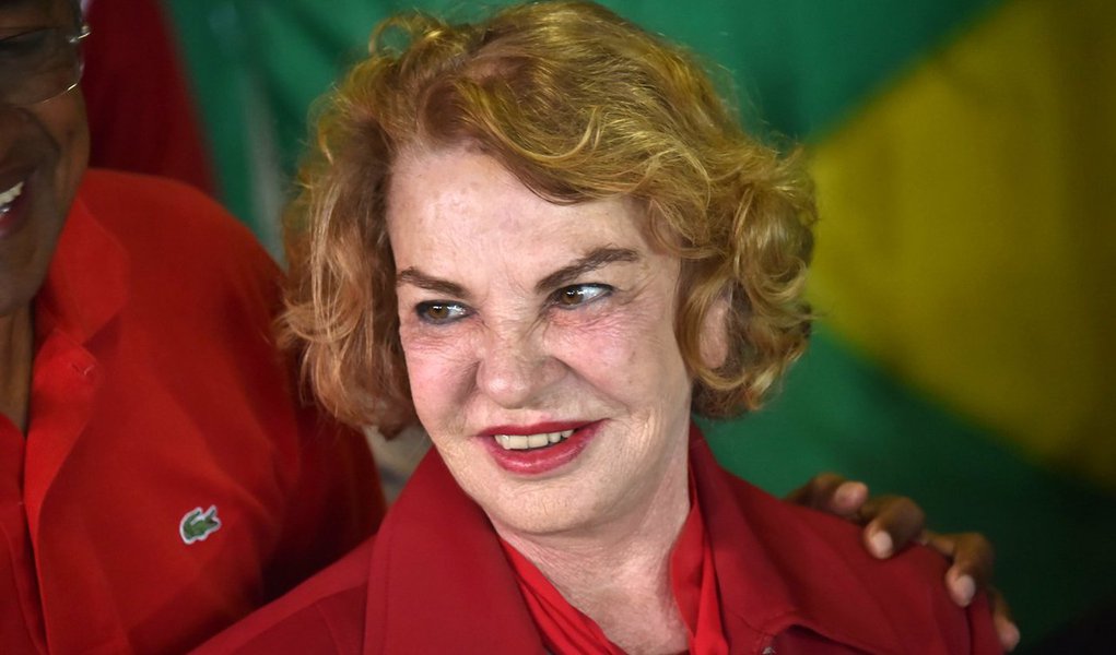 Marisa não tem a vocação política de Lula, mas sua aguçada sensibilidade funciona como um radar que lhe permite captar o âmago das pessoas e discernir as variáveis de cada situação. Por isso, é capaz de dizer a Lula verdades que o ajudam a não se afastar de sua origem popular nem ceder ao mito que se cria em torno dele. A simplicidade talvez seja o predicado que ela mais admira nas pessoas 